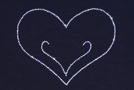 maglietta realizzata con strass cuore di strass su maglietta